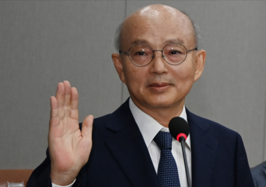 안창호 국가인권위원장 후보자가 3일 오전 국회에서 열린 인사청문회에서 선서를 하고 있다. 박윤슬 기자