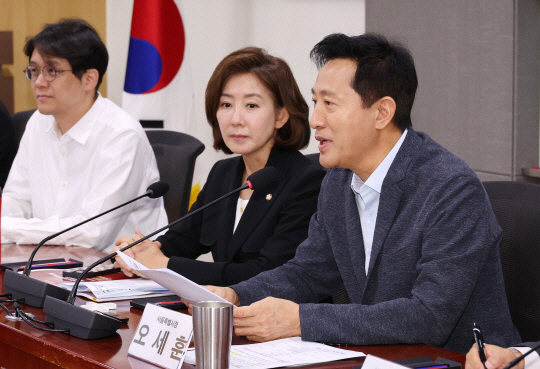 오세훈 서울시장(오른쪽)이 국회 세미나에서 발언하고 있다. 연합뉴스