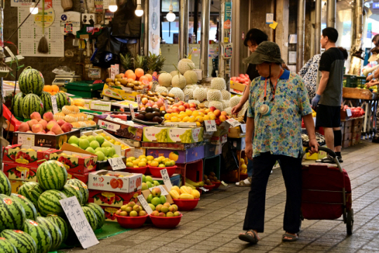 추석 연휴가 다가오는 가운데 지난달 28일 서울 동대문구 청량리청과물시장에서 시민들이 장을 보고 있다. 문호남 기자