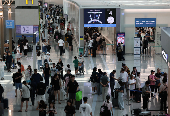 여름 휴가철인 지난 달 5일 오후 인천 영종도 인천국제공항 1터미널 출국장이 탑승객들로 붐비고 있다. 연합뉴스