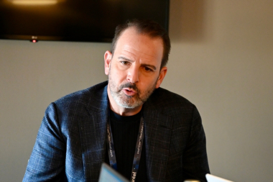 조쉬 뉴먼 인텔 클라이언트 컴퓨팅 그룹 제품 마케팅 및 관리 총괄이 3일(현지 시간) 독일 베를린 한 호텔에서 한국 기자들과 만나 인터뷰하고 있다. 연합뉴스