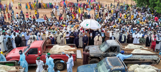 3일 나이지리아 요베주에서 전날 보코하람에 의한 것으로 보이는 테러가 발생해 최소 81명이 숨진 가운데 희생자들의 시신이 운구되고 있다. 로이터 연합뉴스