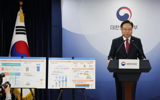 조규홍 보건복지부 장관이 4일 서울 종로구 정부서울청사에서 연금개혁 추진계획 발표를 하고 있다. 뉴시스