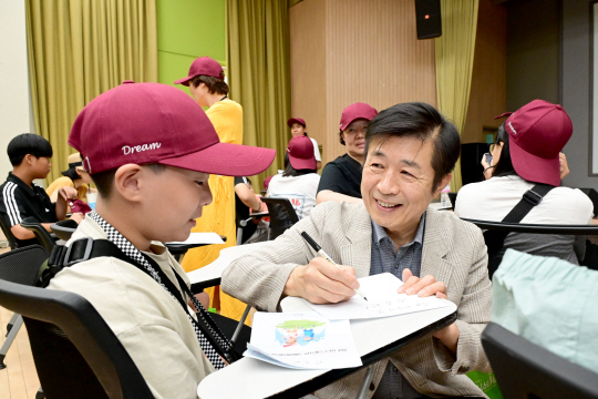 전성수 서울 서초구청장이 지난 8월 30~31일 진행된‘24 가족회복지원사업’ 식전행사에서 참여 어린이와 이야기를 나누고 있다. 서초구청 제공