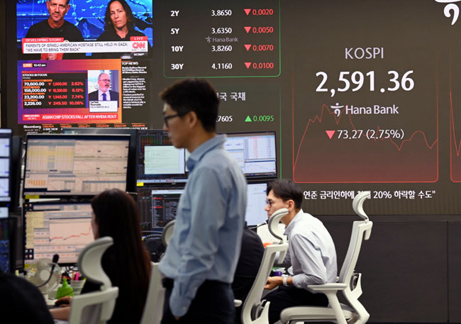 4일 코스피가 전 거래일 대비 74.69포인트(2.80%) 하락한 2589.94에 장을 연 가운데 서울 중구 하나은행 딜링룸에서 딜러들이 심각한 얼굴로 모니터를 쳐다보고 있다.  윤성호 기자