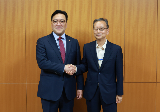 김병환(왼쪽) 금융위원장이 3일 오후 일본 도쿄 금융청 청사에서 이토 히데키 일본 금융청장과 만나 면담 전 기념촬영을 하고 있다.  금융위원회 제공