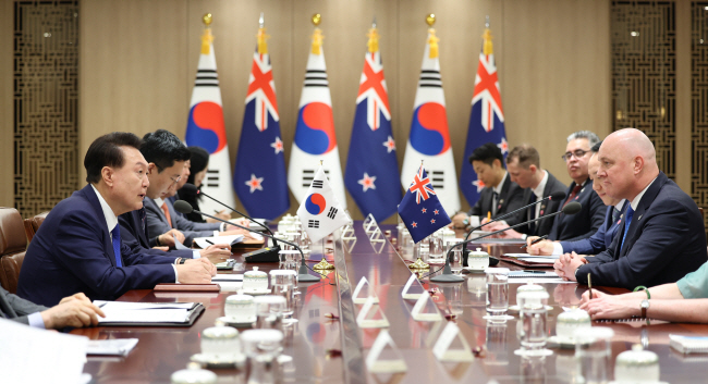 윤석열 대통령이 4일 오전 서울 용산 대통령실에서 열린 크리스토퍼 럭슨(맨 오른쪽) 뉴질랜드 총리와의 정상회담에서 발언하고 있다. 연합뉴스