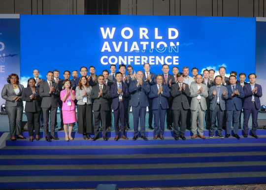 인천국제공항공사는 지난 3일~4일 양일간 인천 인스파이어 엔터테인먼트 리조트에서 ‘2024년 세계항공컨퍼런스’를 개최했다고 밝혔다. 사진은 지난 3일 열린 개회식에서 주요 참석자들이 단체사진을 촬영하고 있는 모습. 인천국제공항공사 제공