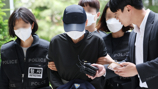 10대 여고생을 학대해 숨지게 한 혐의를 받는 50대 교회 신도가 지난 5월 18일 구속 전 피의자 심문을 받기 위해 인천지법으로 들어서고 있다. 연합뉴스