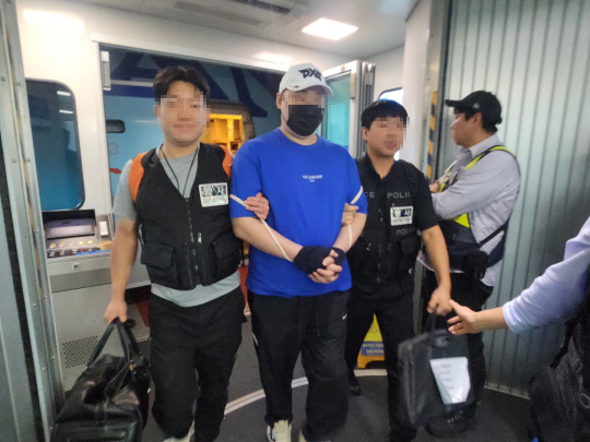 필리핀 세부로 도피했던 2022년 ‘남양주 7인조 특수 강도 사건’ 주범 A 씨(왼쪽에서 두 번째)가 4일 오후 인천국제공항을 통해 송환되고 있다. 경찰청 제공