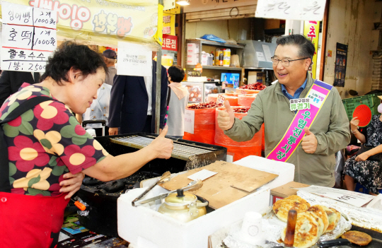 류경기(오른쪽) 중랑구청장이 지난 4일 우림골목시장을 찾아 상인들을 격려하고 있다. 중랑구청 제공