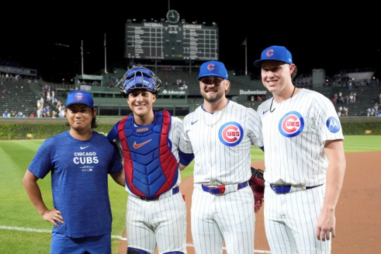 MLB 시카고 컵스의 투수 이마나가 쇼타(왼쪽부터)와 포수 미겔 아마야, 투수 포터 호지, 네이트 피어슨이 5일(한국시간) 미국 일리노이주 시카고 리글리 필드에서 열린 피츠버그전에서 52년 만에 안방 노히터를 합작한 뒤 기념 사진을 찍고 있다. AP뉴시스