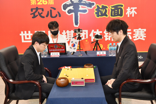 설현준 9단(왼쪽)이 5일 오후 중국 지린성 옌지시의 농심 백산수 공장에서 열린 제26회 농심신라면배 세계바둑최강전 본선 1차전 1국에서 커제 9단을 대국을 하고 있다. 한국기원 제공