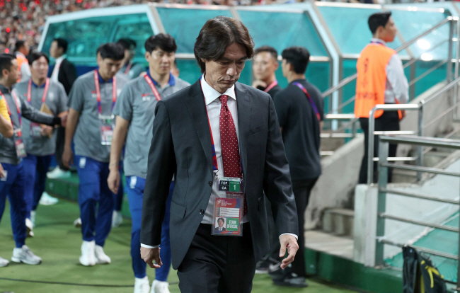 홍명보 한국 축구대표팀 감독이 2026 북중미월드컵 아시아 3차예선 B조 1차전을 지휘하기 위해 5일 서울월드컵경기장에 입장하고 있다.  뉴시스 연합뉴스