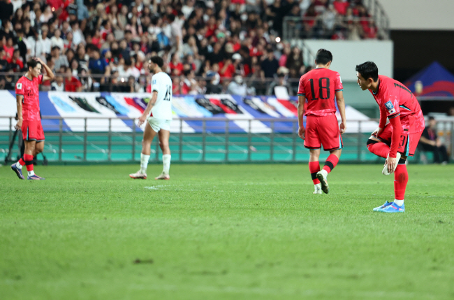 팔레스타인과 0-0으로 비긴 이후 한국 선수들이 아쉬움을 드러내고 있다.  뉴시스 연합뉴스