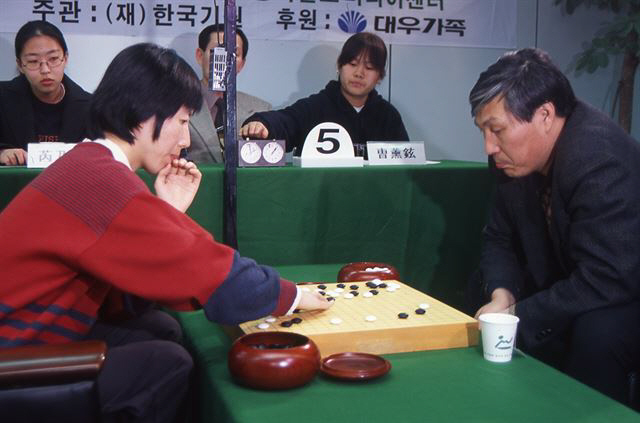 루이나이웨이(왼쪽) 9단이 지난 2000년 세계 최초로 혼성기전으로 열렸던 ‘제43기 국수전’ 결승에서 조훈현 9단과 대국을 벌이고 있다. 한국기원 제공