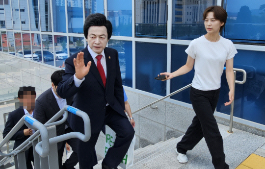 신도를 성추행한 혐의로 고소당한 허경영 국가혁명당 명예대표가 지난 7월 12일 오후 경기북부경찰청에 조사를 받기 위해 출두하고 있다. 뉴시스