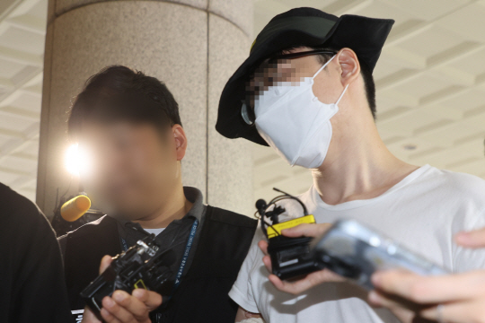 서울 은평구의 한 아파트에서 이웃 주민에게 일본도를 휘둘러 숨지게 한 혐의로 경찰에 긴급 체포된 백모(37)씨가 구속 전 피의자 심문(영장실질심사)을 받기 위해 지난 달 1일 오전 서울 마포구 서울서부지법으로 들어서고 있다. 연합뉴스