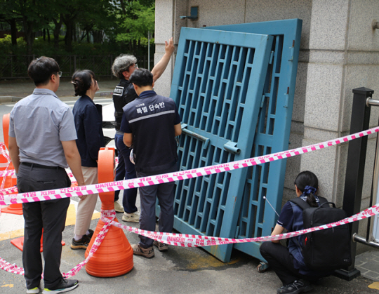 24일 오전 70대 경비원이 학교 정문 접이식 철문에 깔려 숨지는 사고가 발생한 청주시 서원구 A고교의 해당 철문. 뉴시스
