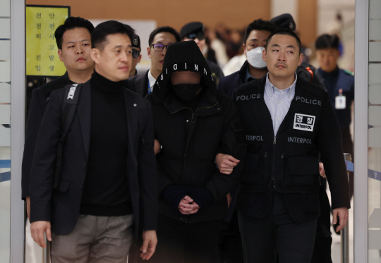 ‘강남 학원가 마약음료 협박 사건’ 주범 이모씨가 지난 12월 26일 중국에서 송환돼 인천국제공항 제2터미널을 통해 입국하고 있다. 뉴시스