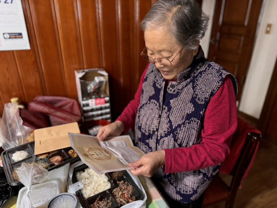 지난 설에 양천구 ‘한상더함’ 명절특식을 전달받은 고령자 가구. 양천구청 제공