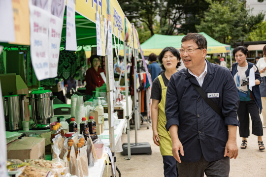 김경호(맨 앞) 서울 광진구청장이 지난해 추석맞이 직거래장터를 둘러보고 있다. 광진구청 제공