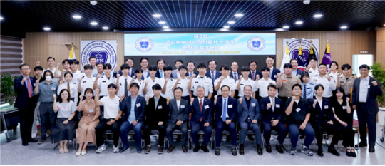 ROTC장학재단은지난 5일 서울 서초구 ROTC중앙회관에서 주니어ROTC 장학금 수여식을 가진 뒤 기념촬영하고 있다. ROTC중앙회 제공