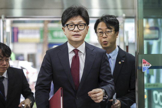 한동훈 국민의힘 대표가 6일 서울 종로구 한국기독교교회회관에서 현안 관련 브리핑을 위해 이동하고 있다. 뉴시스