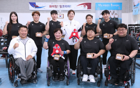 장미란 문화체육관광부 제2차관이 7월 17일 경기도 이천의 장애인 국가대표 선수촌을 찾아 2024 파리패럴림픽에 참가하는 역도 선수단의 선전을 기원하며 기념 촬영을 하고 있다. 문화체육관광부 제공