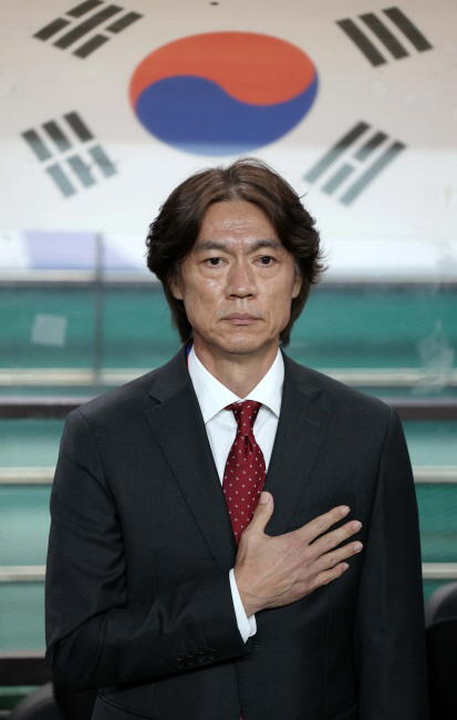 홍명보 축구대표팀 감독이 5일 서울 마포구 서울월드컵경기장에서 열린 팔레스타인과 2026 북중미 월드컵 아시아지역 3차 예선 조별리그 첫 경기를 앞두고 국민의례를 하고 있다. 뉴시스
