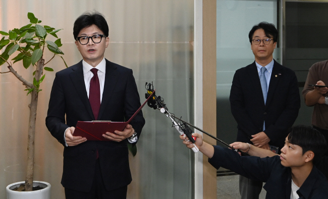 한동훈(왼쪽) 국민의힘 대표가 6일 오전 서울 종로구 한국기독교회관에서 의료개혁과 관련한 긴급 현안 브리핑을 하고 있다.  박윤슬 기자