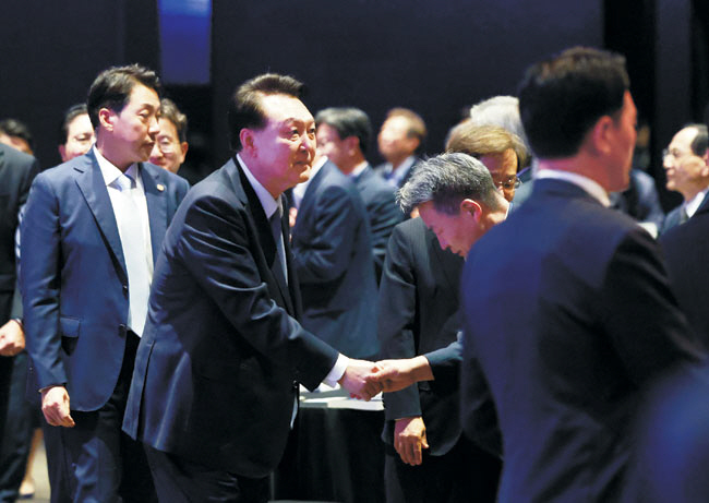 윤석열 대통령이 6일 오전 서울 중구에서 열린 한국법학교수회 창립 60주년 기념식 및 학술대회에서 참석자들과 인사하고 있다. 연합뉴스