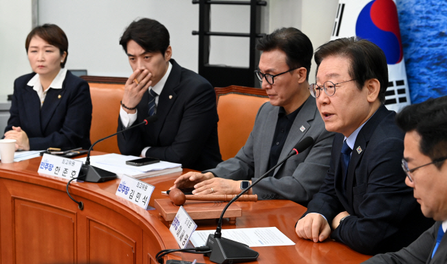 이재명(오른쪽 두 번째) 더불어민주당 대표가 6일 오전 국회에서 열린 최고위원회의에서 발언하고 있다. 곽성호 기자