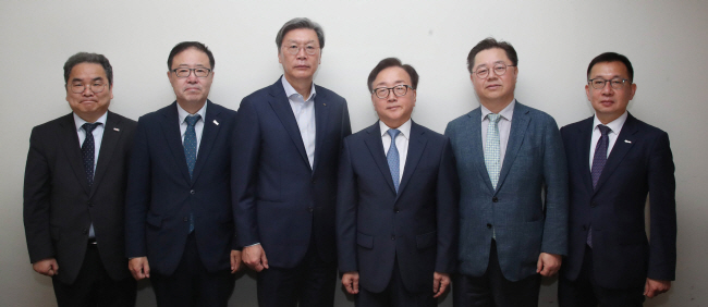 6일 서울 시청역 인근 한 식당에서 열린 경제 6단체 상근부회장 조찬 모임에 참석한 박양균(왼쪽부터) 한국중견기업연합회 정책본부장, 정윤모 중소기업중앙회 상근부회장, 김창범 한국경제인협회 상근부회장, 이동근 한국경영자총협회 상근부회장, 박일준 대한상공회의소 상근부회장, 조상현 한국무역협회 국제무역통상연구원장이 기념 촬영을 하고 있다. 한국경제인협회 제공