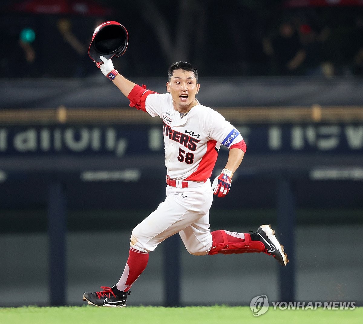 (광주=연합뉴스) 5일 광주기아챔피언스필드에서 열린 프로야구 한화 이글스와 KIA 타이거즈의 경기. KIA 서건창이 연장 10회말 1사 2루에서 끝내기 적시타를 치고 환호하고 있다. 2024.9.5