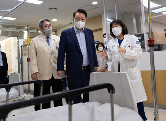 윤석열 대통령이 4일 경기도 권역의료응급센터를 찾아 응급실 운영 상황 등을 점검을 하며 의료진의 설명을 듣고 있다. 대통령실 제공
