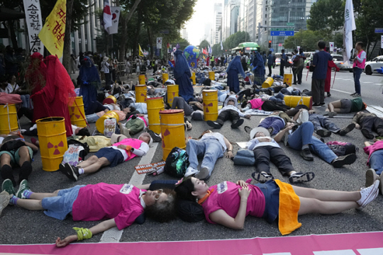 환경운동가들이 7일 오후 강남 지역에서 도로에 드러누워 ‘다이-인’ 퍼포먼스를 하고 있다. AP 연합뉴스