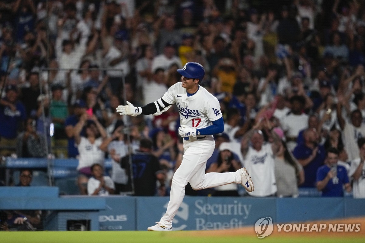 (로스앤젤레스 AP=연합뉴스) 오타니가 7일(한국시간) 미국 캘리포니아주 로스앤젤레스의 다저스타디움에서 열린 2024 미국프로야구 메이저리그(MLB) 클리블랜드 가디언스와의 홈 경기, 6회 시즌 45호 홈런을 친 뒤 그라운드를 돌고 있다.