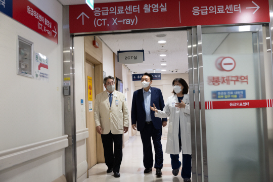 윤석열 대통령이 지난 4일 경기도 한 권역의료응급센터를 찾아 응급실 운영 상황 등을 점검하고 있다. 뉴시스