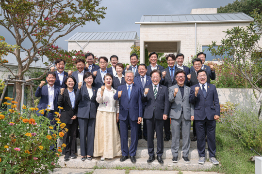 이재명 대표를 비롯한 지도부가 8일 오후 경남 양산 평산마을 문재인 전 대통령 사저를 예방해 문 전 대통령 부부와 기념촬영 하고 있다. 더불어민주당 제공, 연합뉴스