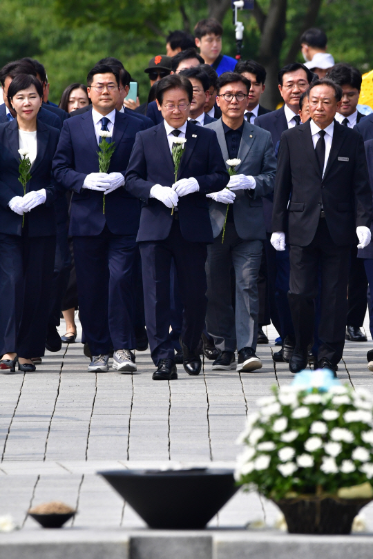 8일 오후 경남 김해시 봉하마을을 찾은 이재명 더불어민주당 대표가 당 지도부와 고 노무현 전 대통령 묘역을 찾아 참배하고 있다. 뉴시스