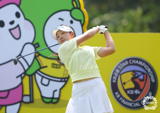 유현조가 8일 경기 이천의 블랙스톤이천에서 열린 KLPGA투어 KB금융 스타챔피언십 4라운드 1번 홀에서 티샷을 하고 있다. KLPGT/박준석 제공