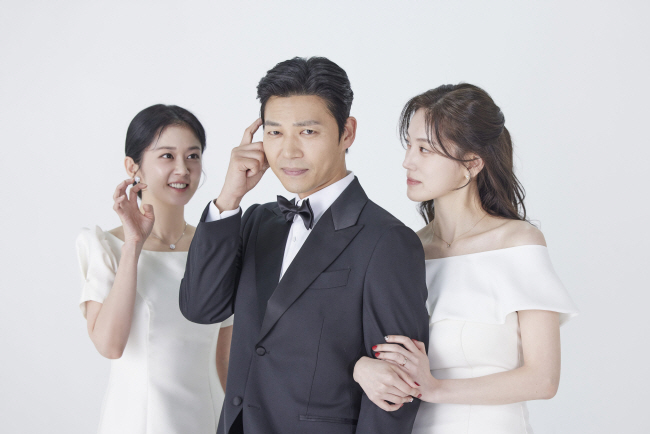 이혼 전문 변호사 차은경(왼쪽)은 남편 김지상(가운데)이 자신의 비서인 최사라(오른쪽)와 불륜을 저지른 것을 알게 된 후 변호사가 아닌 불륜 피해자로 가정법원에 서게 된다.