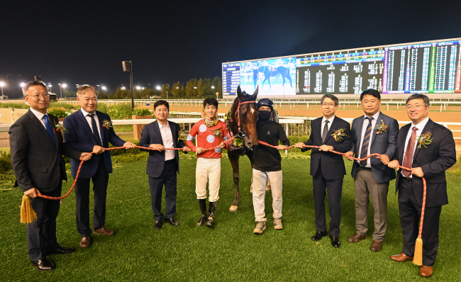 지난 7일 경기 과천시 렛츠런파크 서울에서 열린 제29회 문화일보배 대상경주 시상식에서 우승을 차지한 경주마 실버레인과 송대영(왼쪽 첫 번째) 한국마사회 경마본부장, 정정희(〃네 번째) 기수, 이용식(〃여섯 번째) 문화일보 주필 등 관계자들이 기념촬영을 하고 있다. 백동현 기자