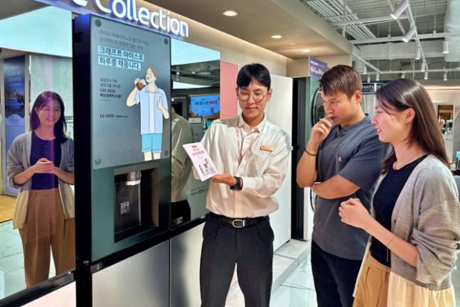 롯데백화점이 백화점 업계 최초로 ‘LG전자 가전 구독 서비스’를 선보인 가운데 소비자들이 매장 직원에게 설명을 듣고 있다. 가전 구독 서비스를 이용하면 계약 만기 시 사용하던 제품을 반납 없이 소유할 수 있다.  롯데쇼핑 제공