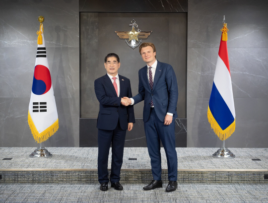 김용현(왼쪽) 국방부 장관이 9일 오후 서울 용산 국방부에서 ‘제2차 인공지능의 책임 있는 군사적 이용에 관한 고위급회의’(REAIM 고위급회의) 참석차 방한한 루벤 브레켈만스 네덜란드 국방장관과 회담에 앞서 기념촬영하고 있다. 국방부 제공