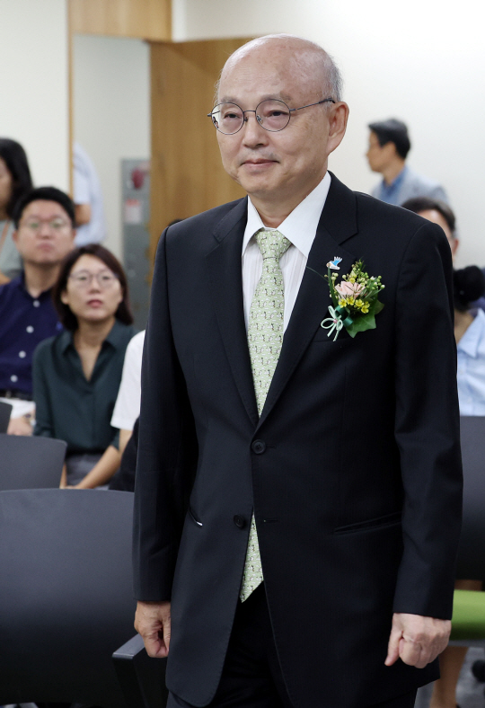 안창호 신임 국가인권위원장이 9일 오전 서울 중구 국가인권위원회에서 열린 인권위원장 취임식에 참석하기 위해 입장하고 있다. 연합뉴스