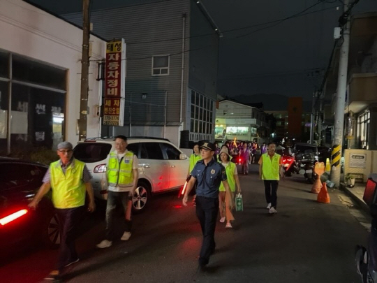 지난 6일 경남 창원시 성산구 신월동 주택가에서 자율방범대, 시민명예경찰, 올빼미순찰대 등 창원중부경찰서 협력단체들이 경찰과 함께 범죄 취약지 합동순찰을 하고 있다. 창원중부경찰서 제공