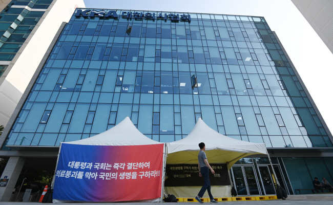 정부·국회가 응급실 진료 차질 등 의료공백 사태 해결을 위해 여야의정 협의체 발족을 논의하고 있지만 의료계는 2025학년도 의대 증원 백지화를 요구하며 협의체 참여에 부정적인 입장을 보이고 있다. 9일 오전 서울 용산구 대한의사협회 건물 앞에 지난 8월 말 임현택 의협 회장이 단식투쟁을 벌일 당시 설치된 천막이 놓여 있다. 박윤슬 기자