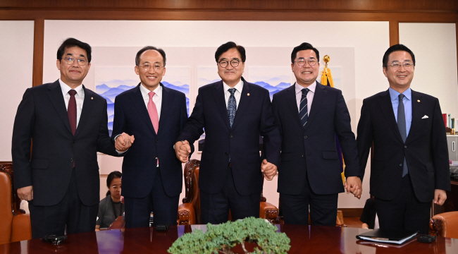 9일 오전 서울 영등포구 여의도 국회의장실에서 우원식(가운데) 국회의장과 여야 원내대표가 손을 맞잡고 있다. 왼쪽부터 배준영 국민의힘 원내수석부대표, 추경호 국민의힘 원내대표, 우 의장, 박찬대 더불어민주당 원내대표, 박성준 민주당 원내운영수석부대표. 박윤슬 기자